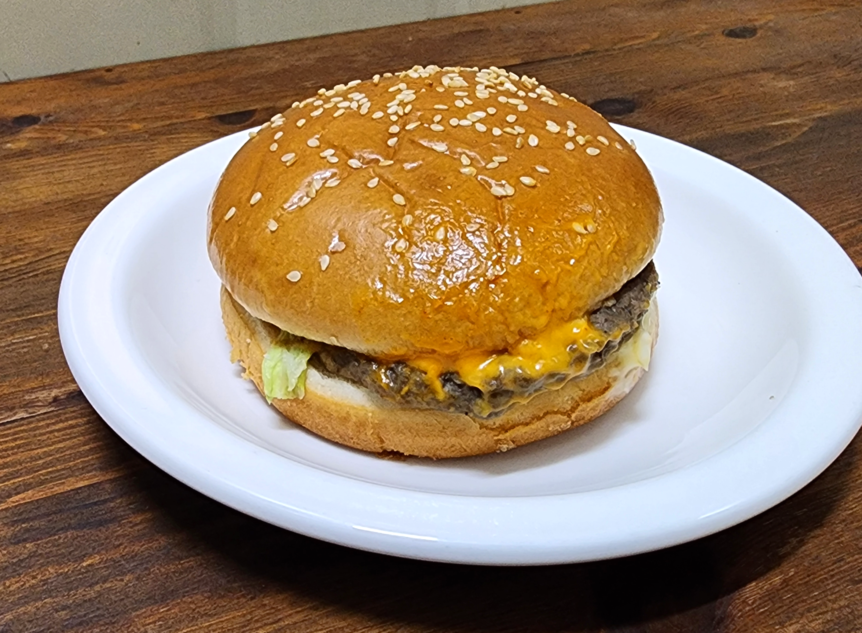 스리라차마요비프버거