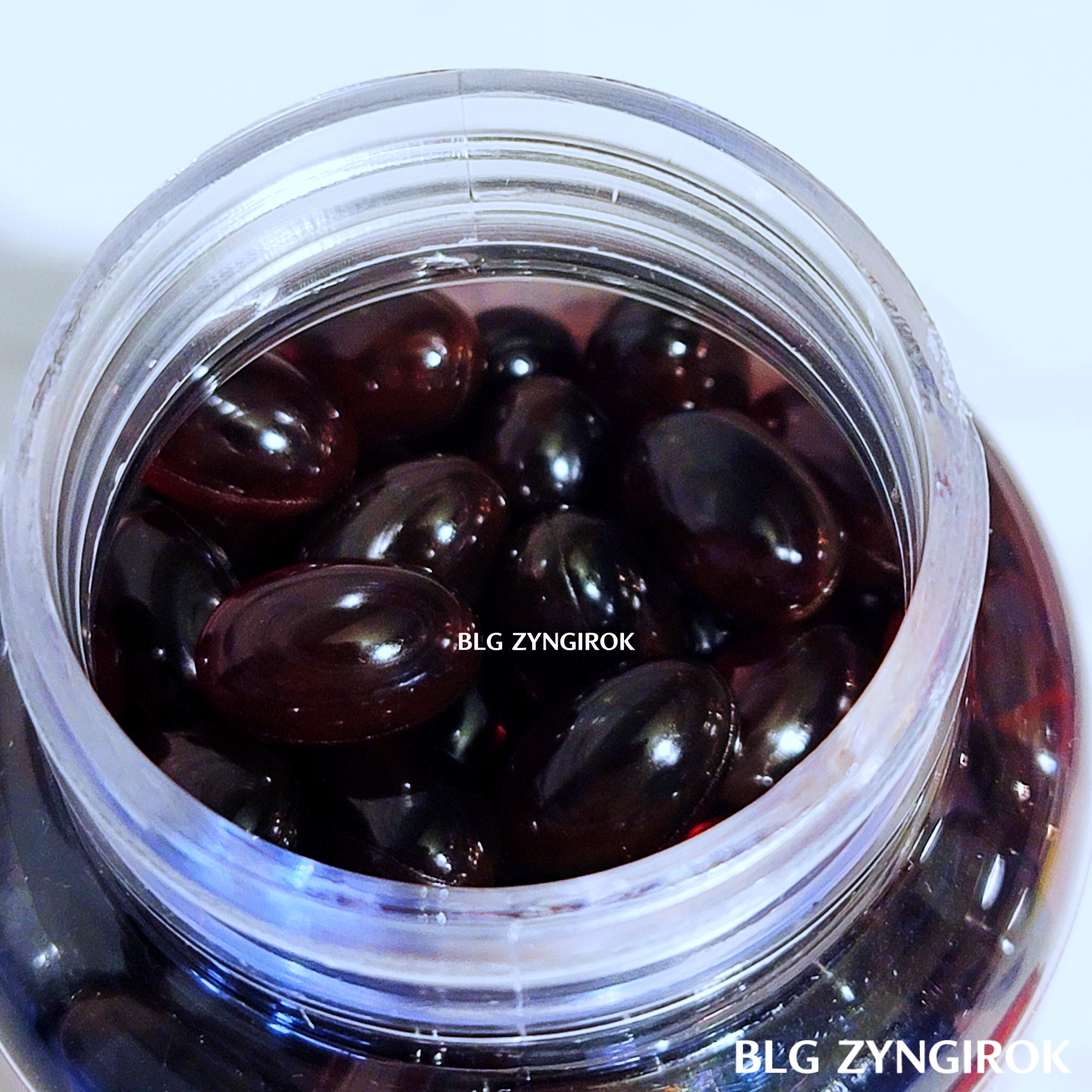 커클랜드-시그치처-크릴오일-500mg-병속-캡슐들-모습이다.