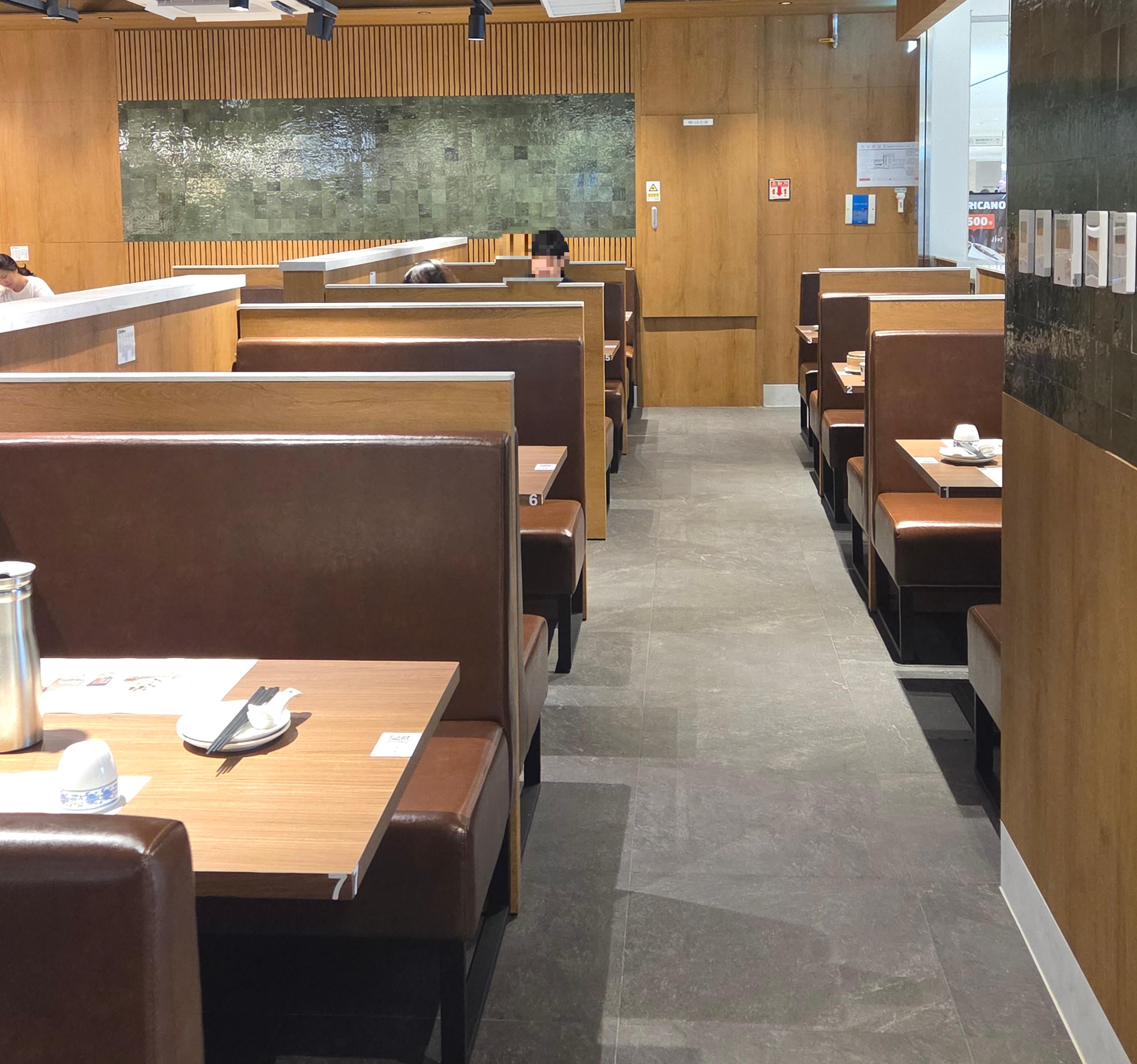 딤딤섬 원그로브점 홀 전경, 부스형 좌석과 넓은 통로 배치