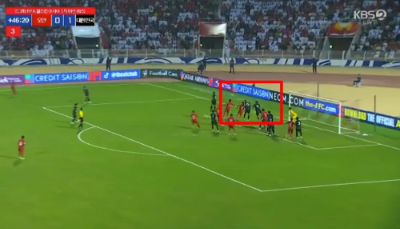 한국 수비의 실수로 자책골 넣는 장면