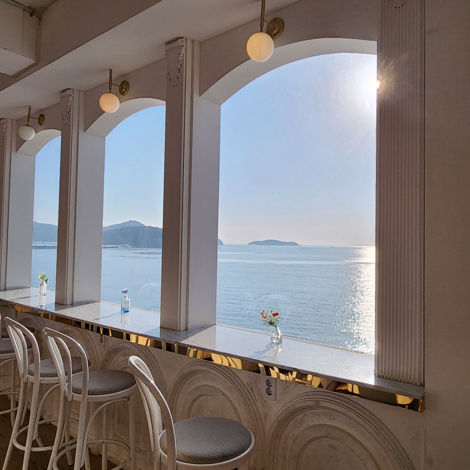 카페 내부 인테리어 사진