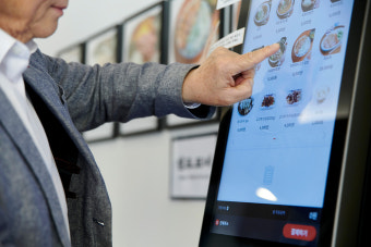 키오스크 이용 중인 모습