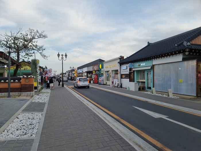 경주-황리단길-골목-입구에서-황리단길-쪽을-찍은-사진