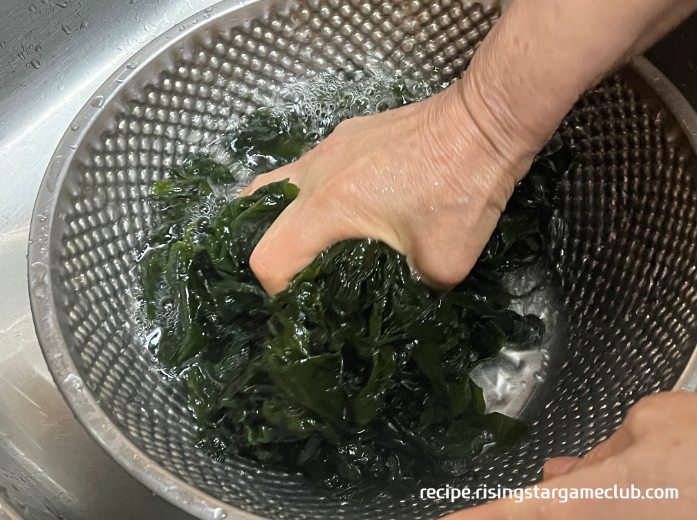 불린 미역 세척하는 사진
