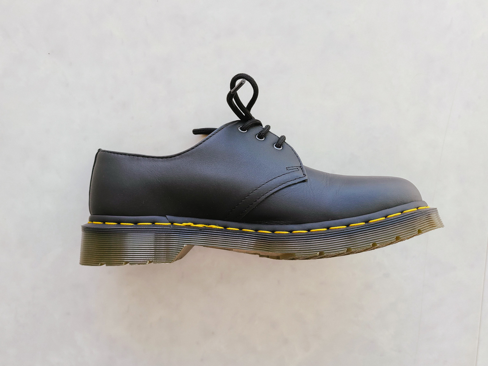 단단하고 캐주얼한 형태의 디자인