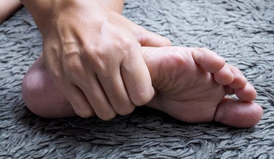 발바닥이 아픈이유(발바닥통증의 원인) | 발바닥이 아픈증상 | 발바닥이 화끈거리는 이유 | 발바닥이 저린이유