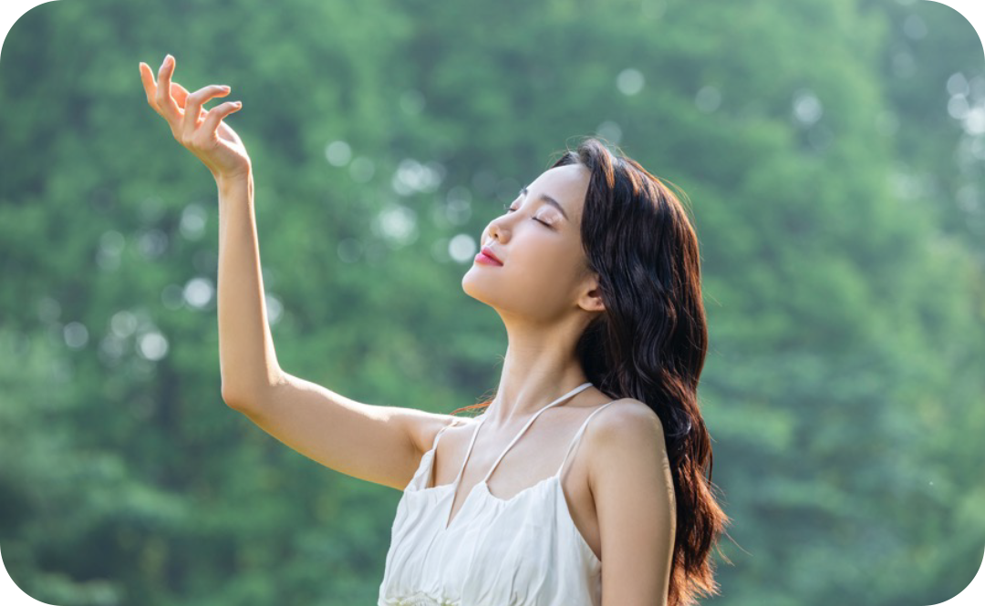 #자연을 느끼고 있는 여성