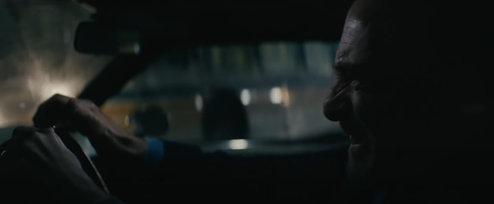 허치가운전대를잡고힘겹게운전을하고있다