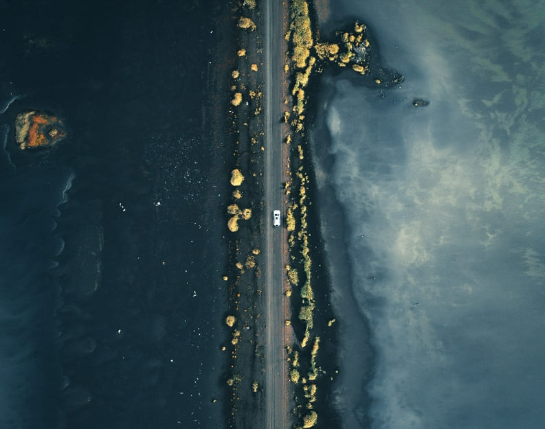 하늘에서 내려다 본 도로의 멋진 풍경 Aerial Photos Take Us Down Remote Roads Surrounded by Gorgeous Landscapes