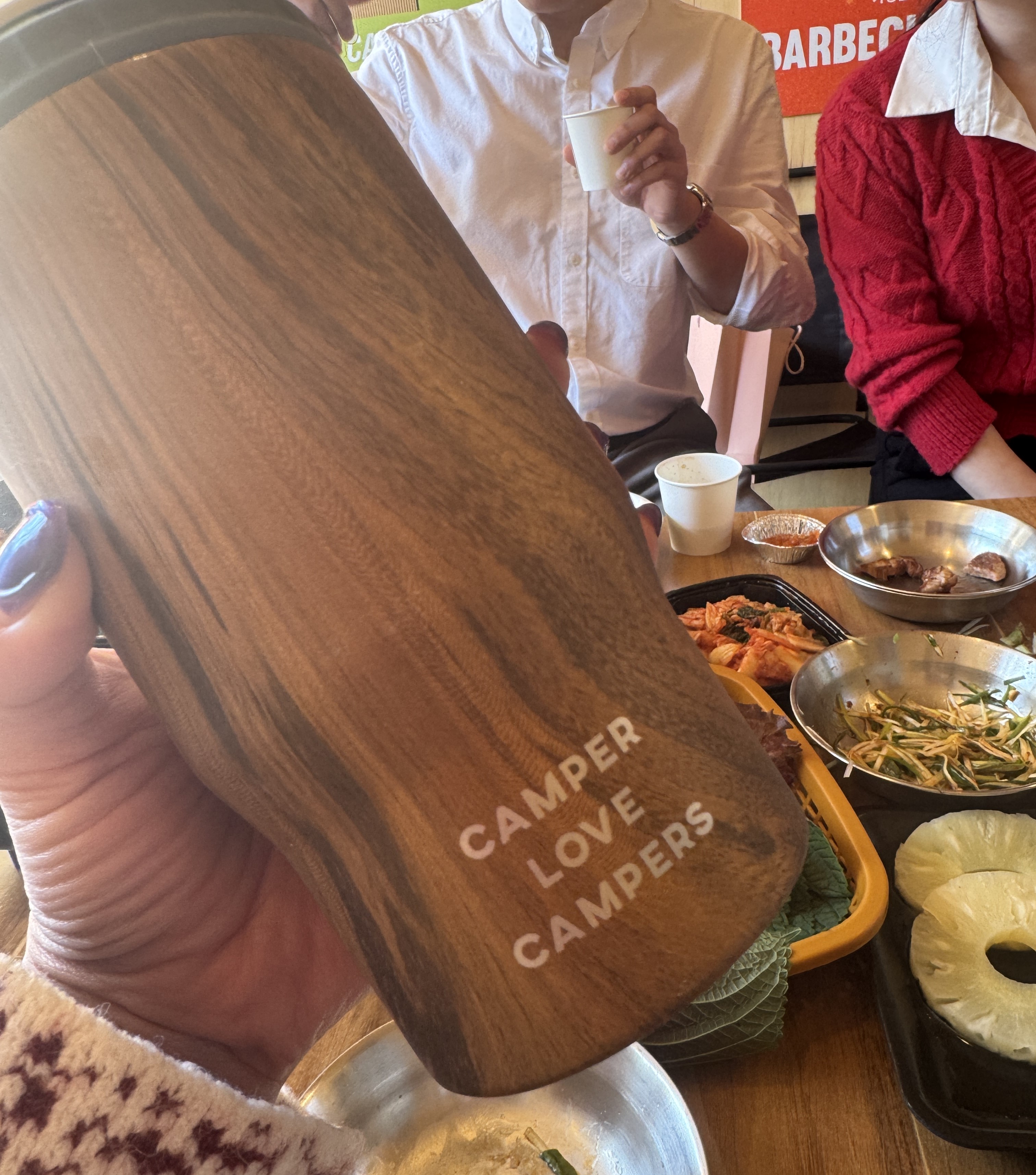 바베큐팩토리 감북점 텐트 내부에서 술 한 잔 즐기는 분위기 