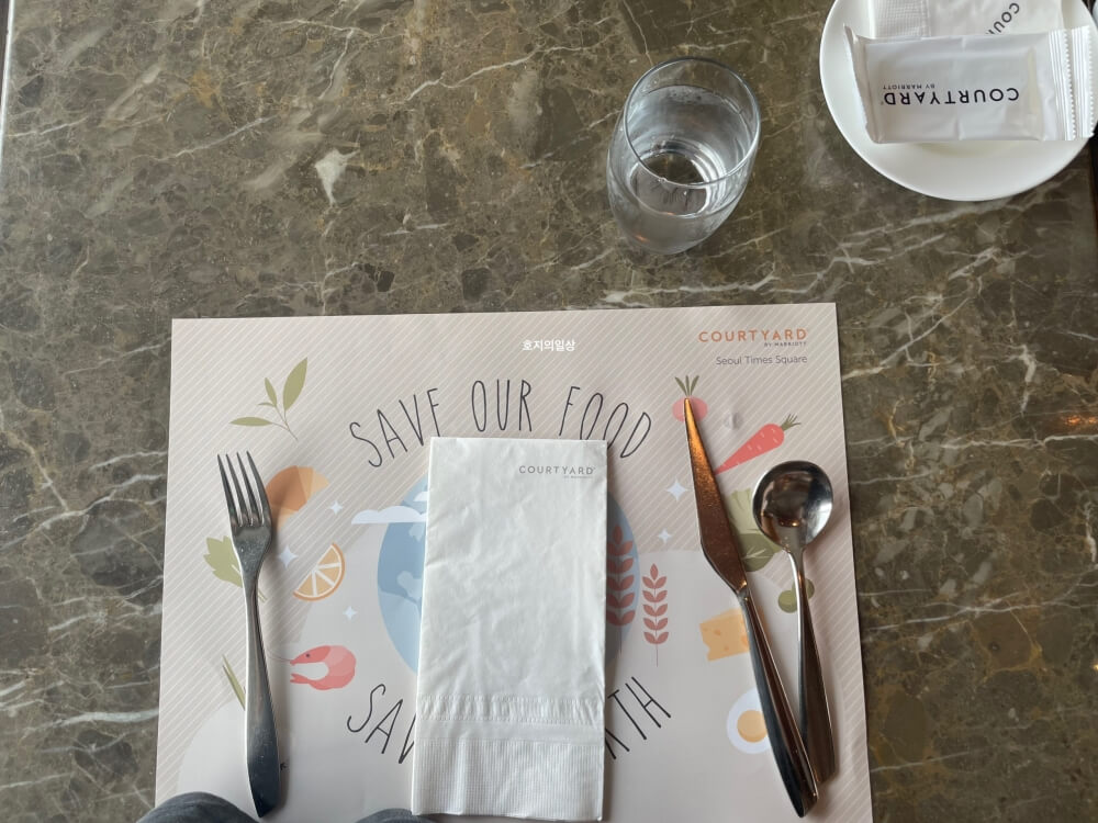 코트야드 메리어트 타임스퀘어 모모카페 - 테이블 세팅