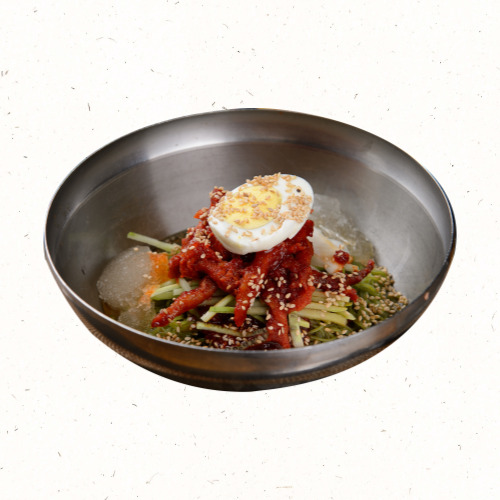 양념장이 골고루 묻은 매콤한 비빔냉면