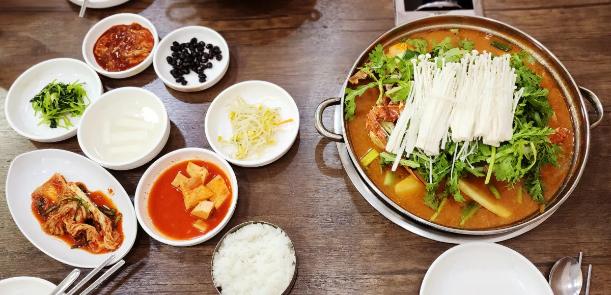 충남서산집-밑반찬과-꽃게탕