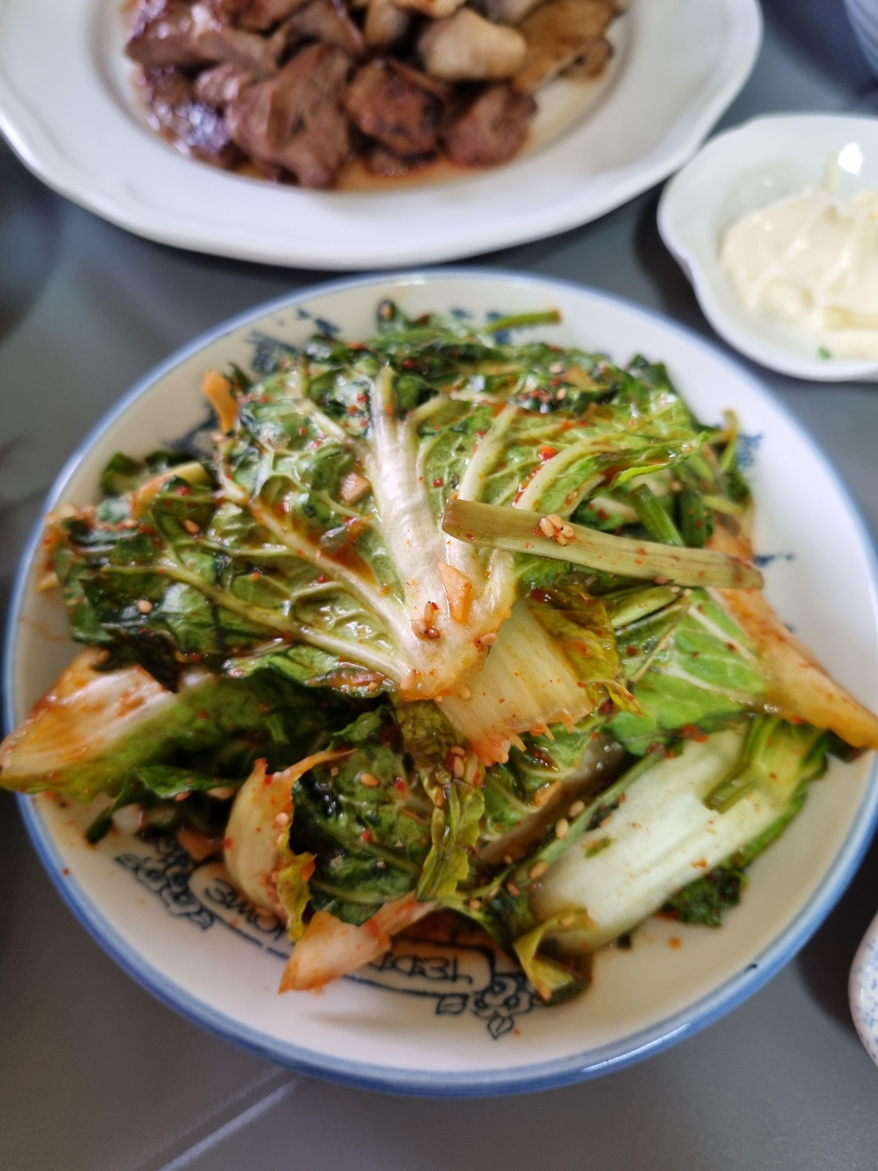 봅동겉절이가 있는 테이블