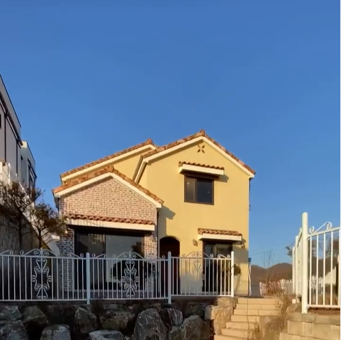 경기도 양평, 청계산 자락에 있는 집으로 아침에 맑은 공기를 마실수 있고, 주변 자연을 만끽 할수 있는 자리를 잡고 있는 집.