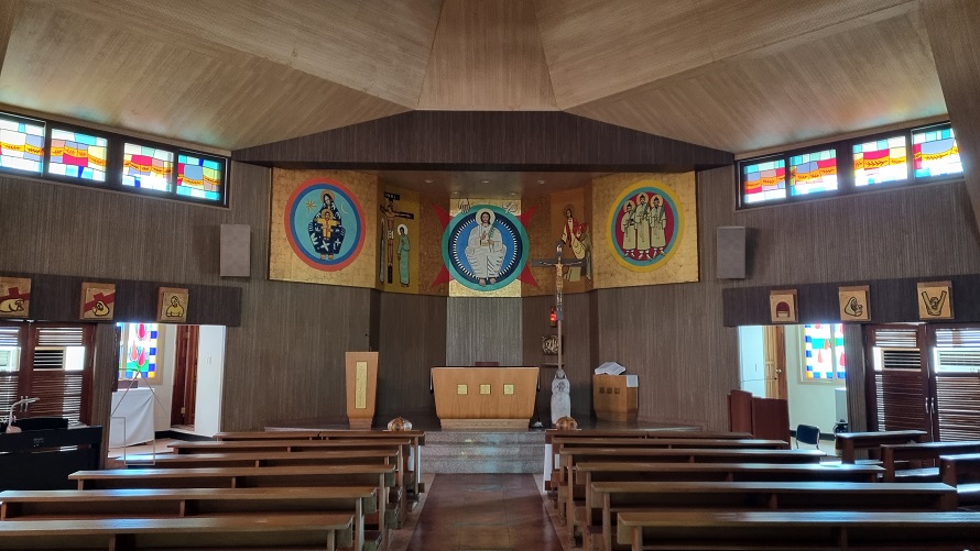 경주 산내성당 성전 안 제대, 제단, 십자고상, 감실, 독서대, 스테인드글라스, 십자가의 길 사진