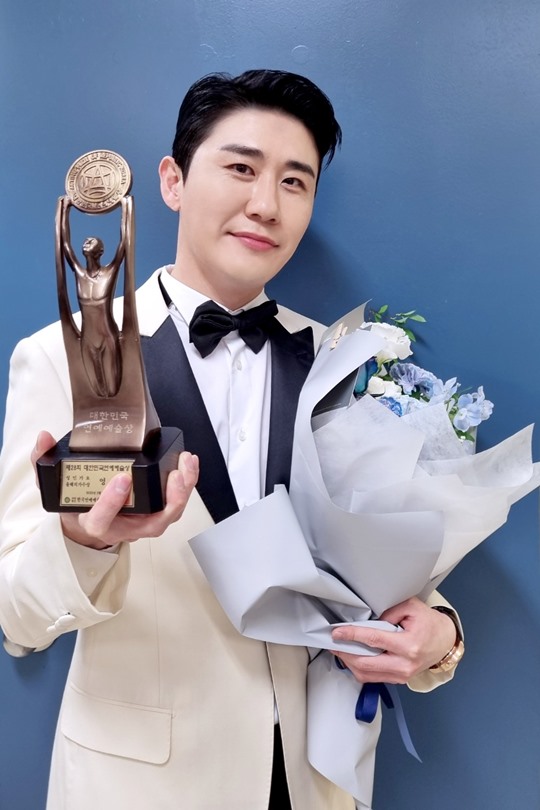 영탁&#44; 올해의 가수상 수상