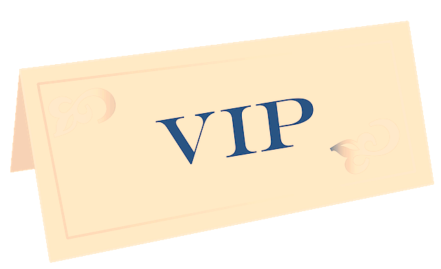 연분홍색 카드에 파란 글씨로 VIP가 적혀 있다. 카드는 삼각형 모양으로 테이블 위에 세워졌다.