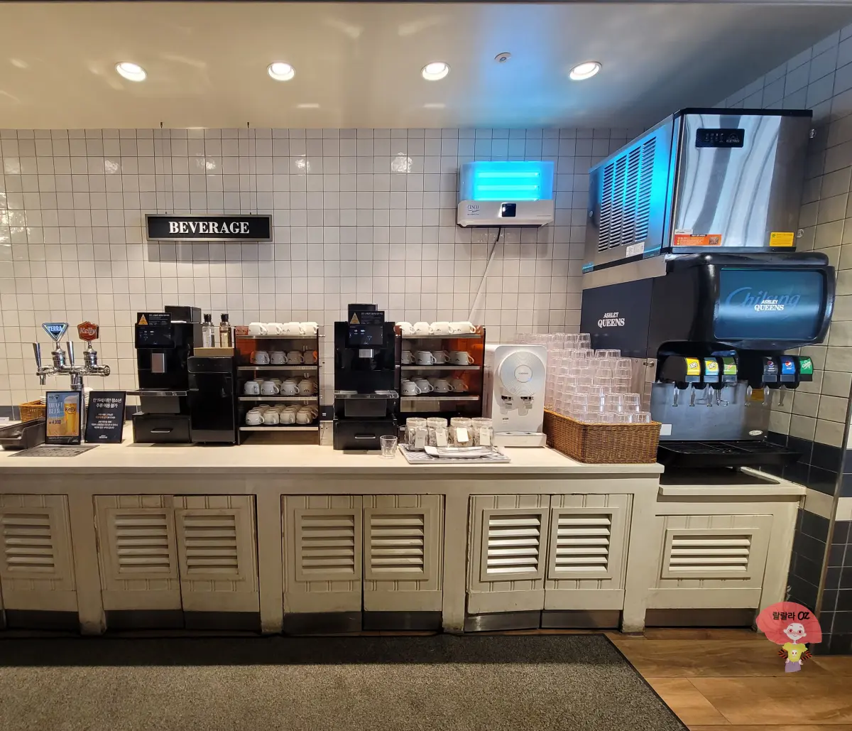 경기-남양주시-다산점-애슐리퀸즈-음료-코너에-있는-커피머신-각종차-팝소다-컵진열대