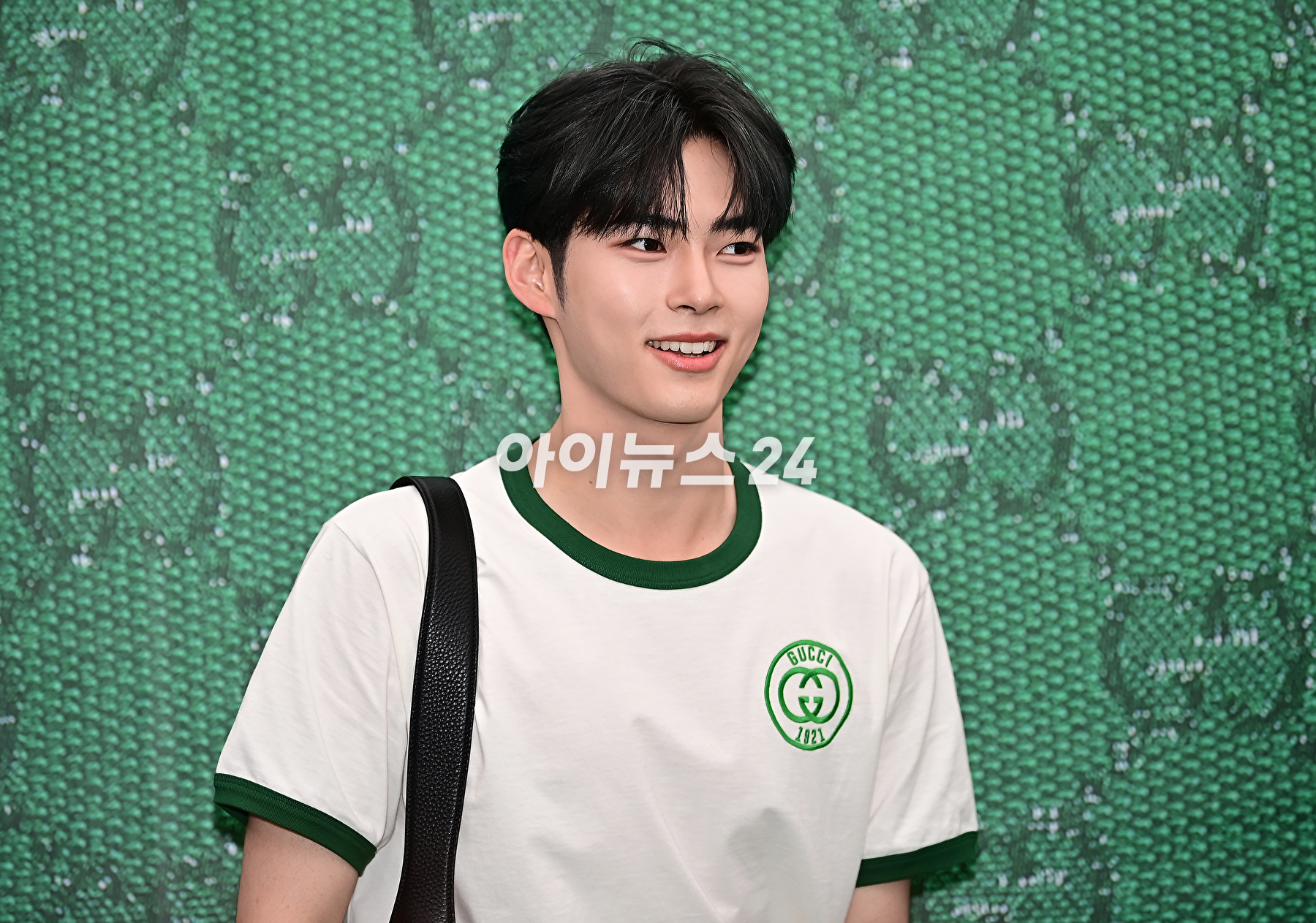 제로베이스원 성한빈이 6일 오후 서울 용산구 구찌가옥에서 열린 구찌(GUCCI) 신제품 출시 기념 행사에서 포토타임을 갖고 있다. [사진=곽영래 기자]