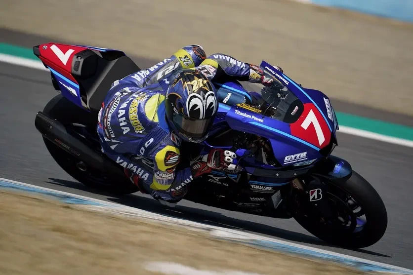 빠르게 지나가는 탈것을 선명하게 포착한 패닝 샷