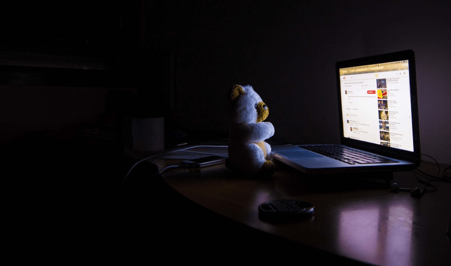 수면에 좋은 음식 필요한 불면증에 시달리면서 노트북을 보고 있다