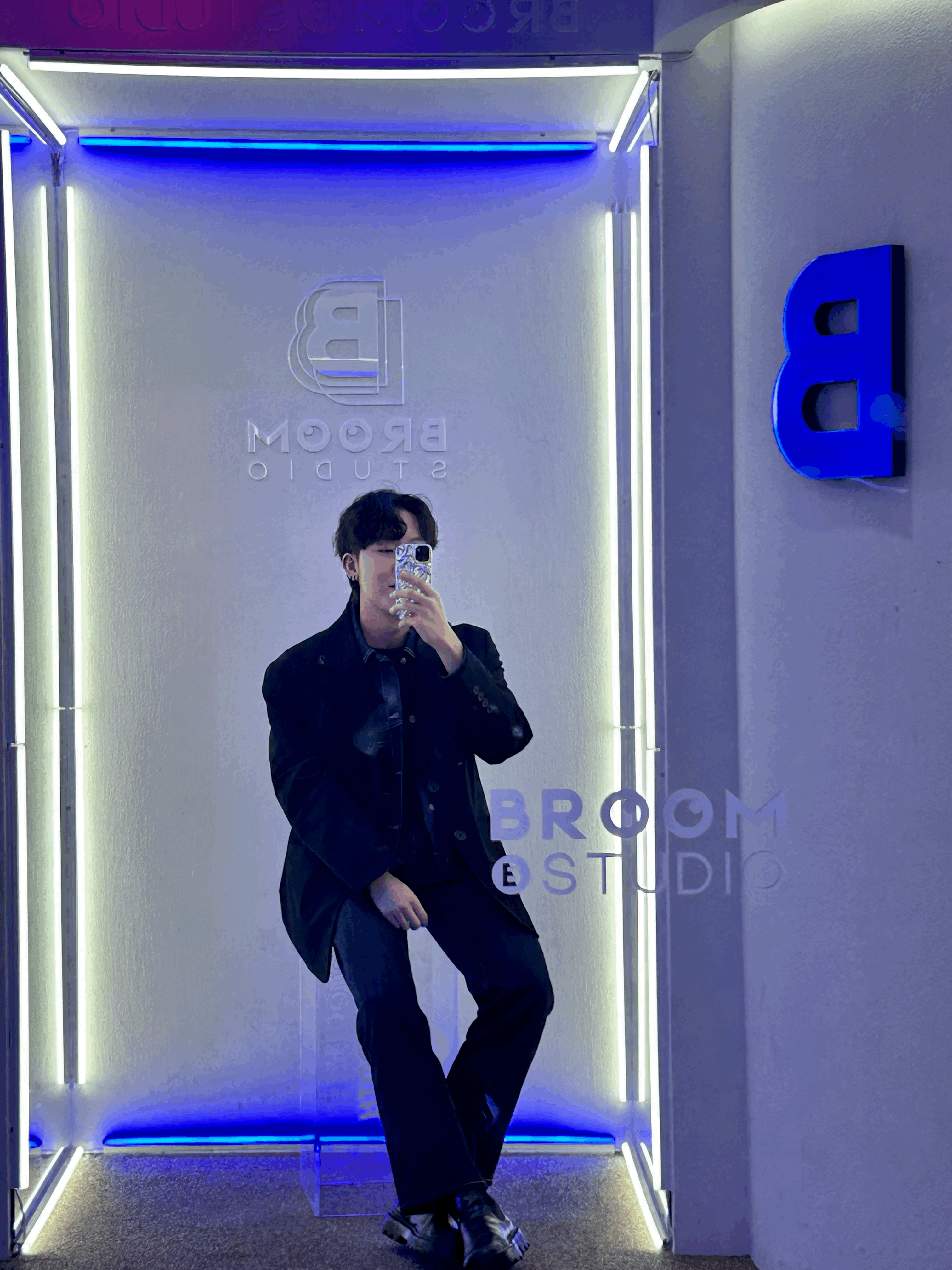 데님셋업에 블랙 블레이저를 입어준 깔끔한 스타일의 내 사진이다.