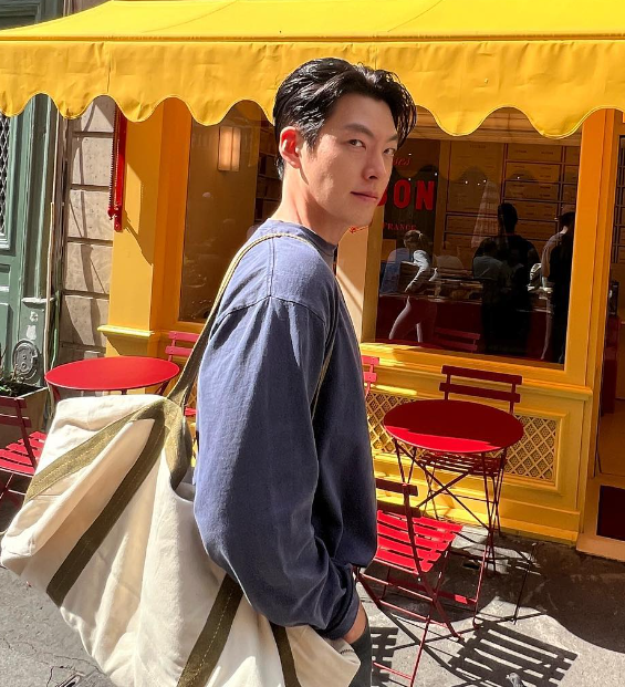 김우빈 프로필 작품활동 연애 신민아 결혼 투병 결별 드라마 영화 넥플릭스