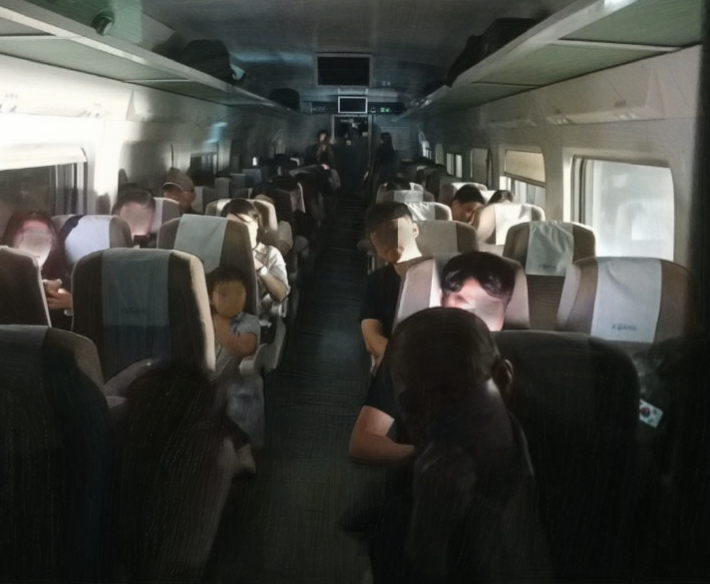 장재터널 내에서 열차가 멈춘 뒤 약 3시간 40분 동안 800여 명의 승객은 차량 내부에 고립된 상태로 대기해야 했습니다. 일부 객실에서는 냉방과 조명이 일시적으로 꺼졌고, 터널 내부 특성상 외부와의 통신도 원활하지 않아 승객들은 정확한 정보를 받지 못한 채 불편을 겪었습니다. 고온과 밀폐된 환경에서 유아, 노약자, 임산부 등이 특히 큰 어려움을 겪었으며, 객실 내 안내 방송이 제대로 들리지 않아 승무원들이 직접 객실을 오가며 상황을 전달했습니다.