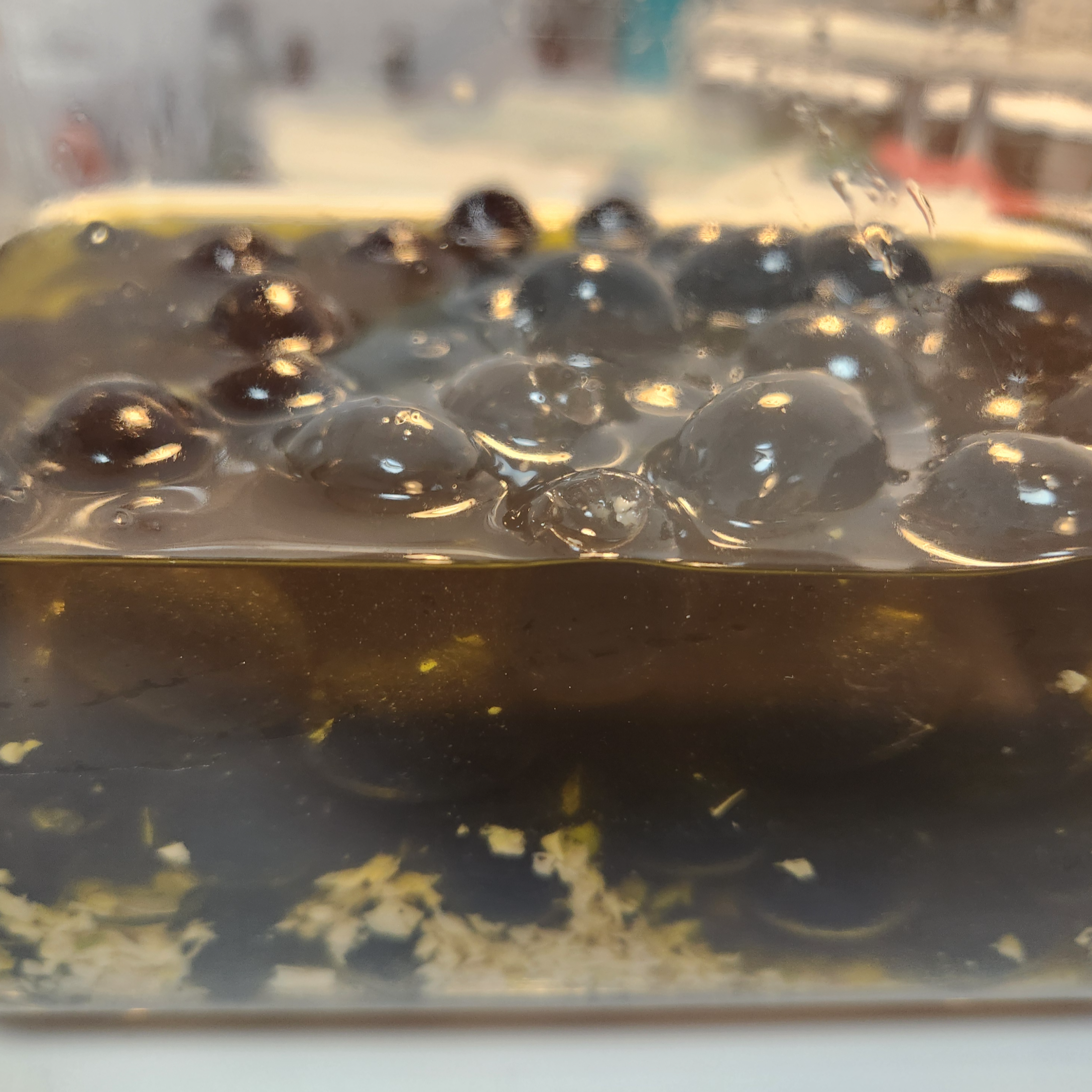 통에 담은 올리브 절임의 이미지