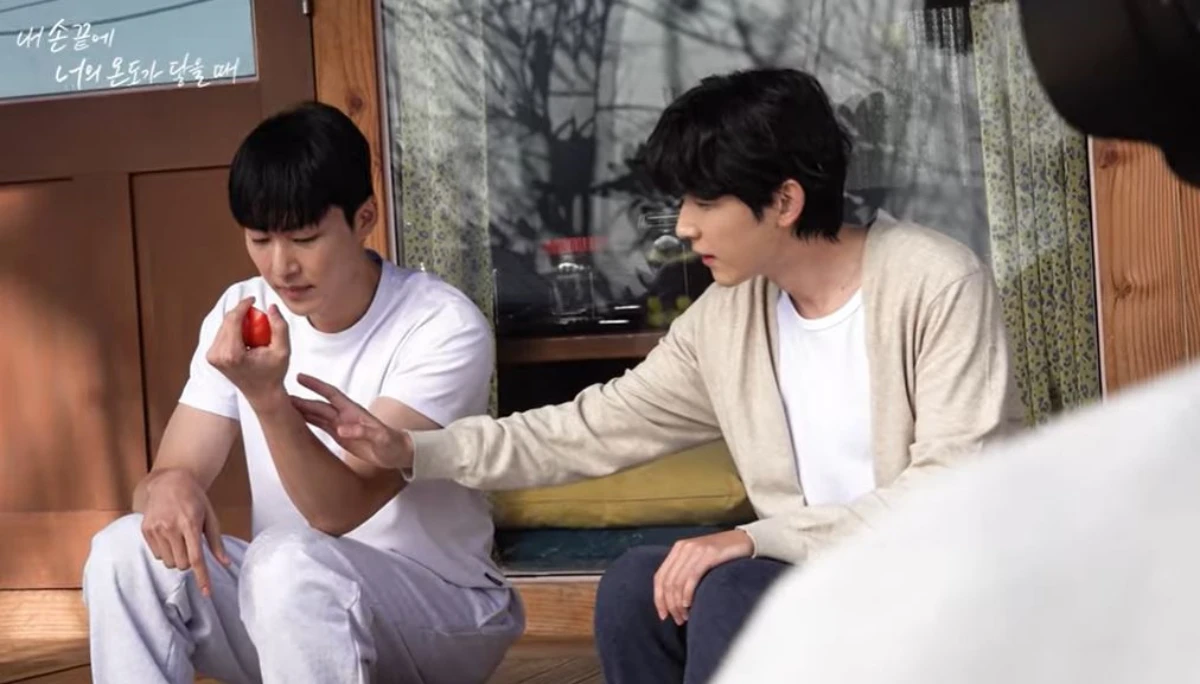 호태_손에_흐르는_토마토_닦는_동희(메이킹)