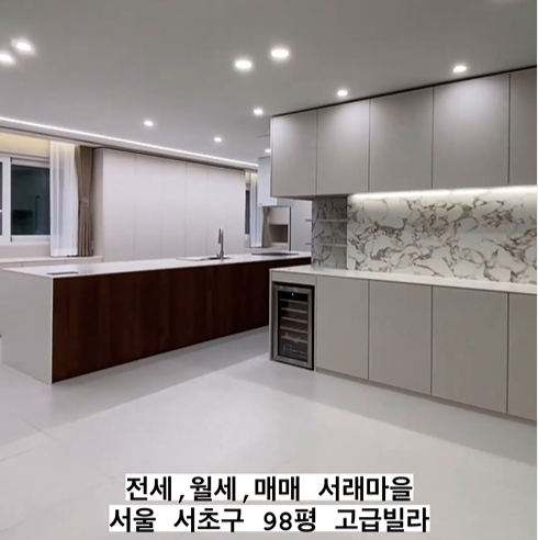 넓게 빠진 부엌, 어머니들이 반할수 밖에 없음니다