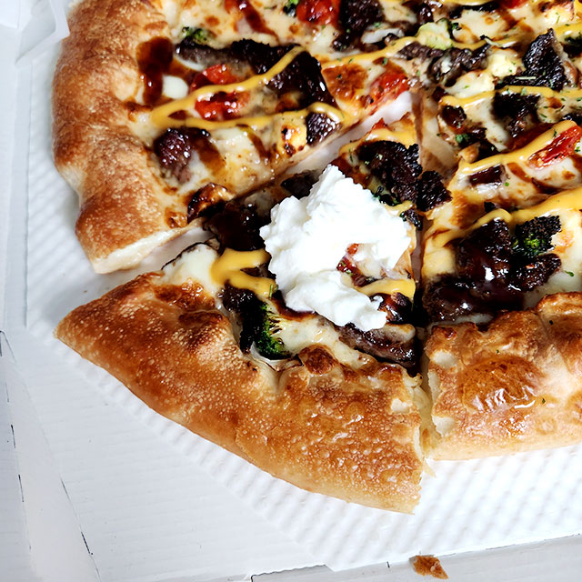 부라타치즈를 빵위에 올림