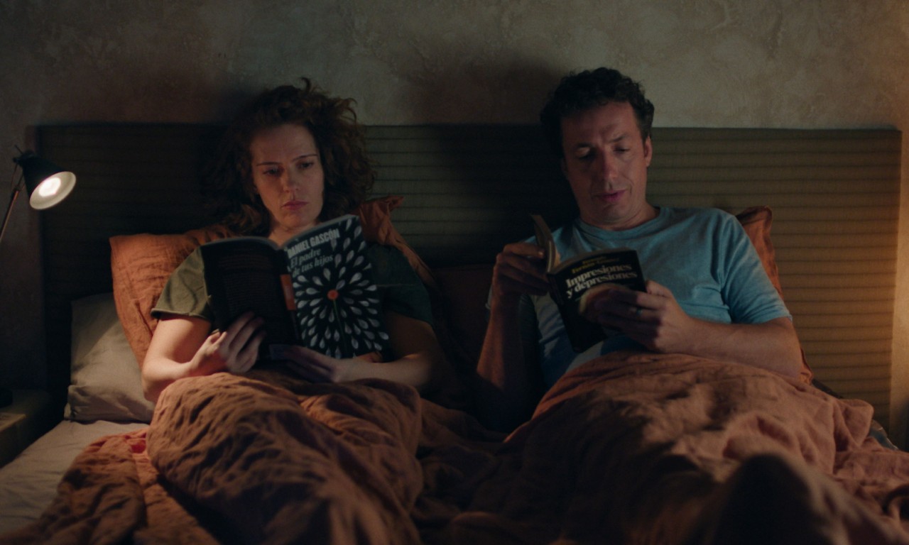 이제 다시 시작하려고 해 영화 속 두 주인공이 침대에 누워 나란히 책을 읽는 모습