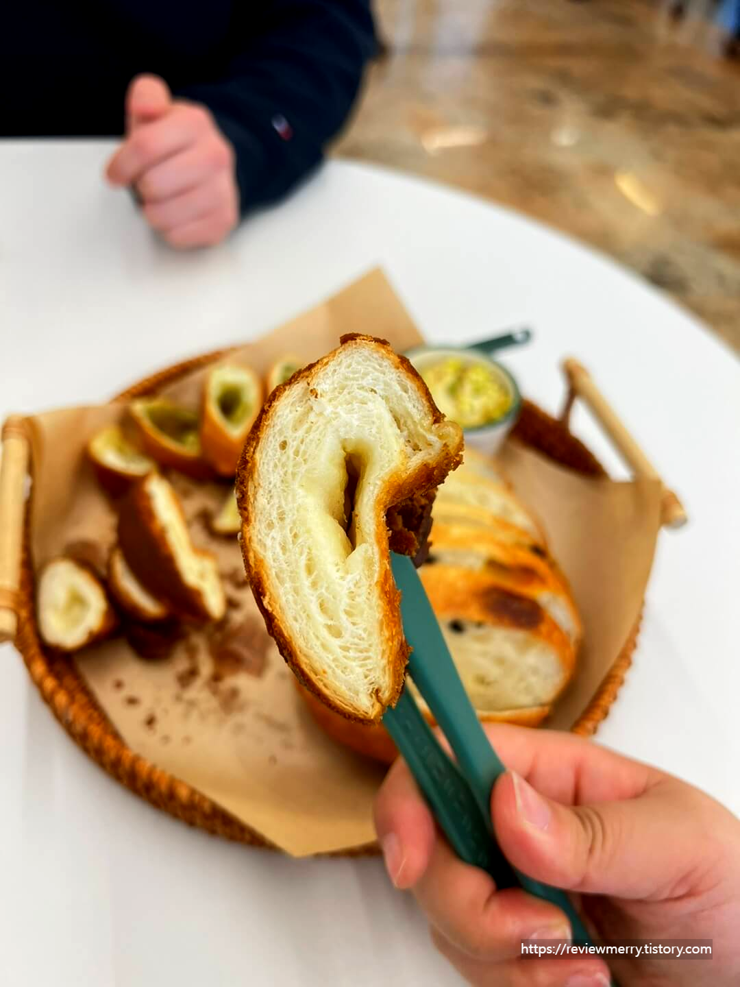 모카 소금빵 단면