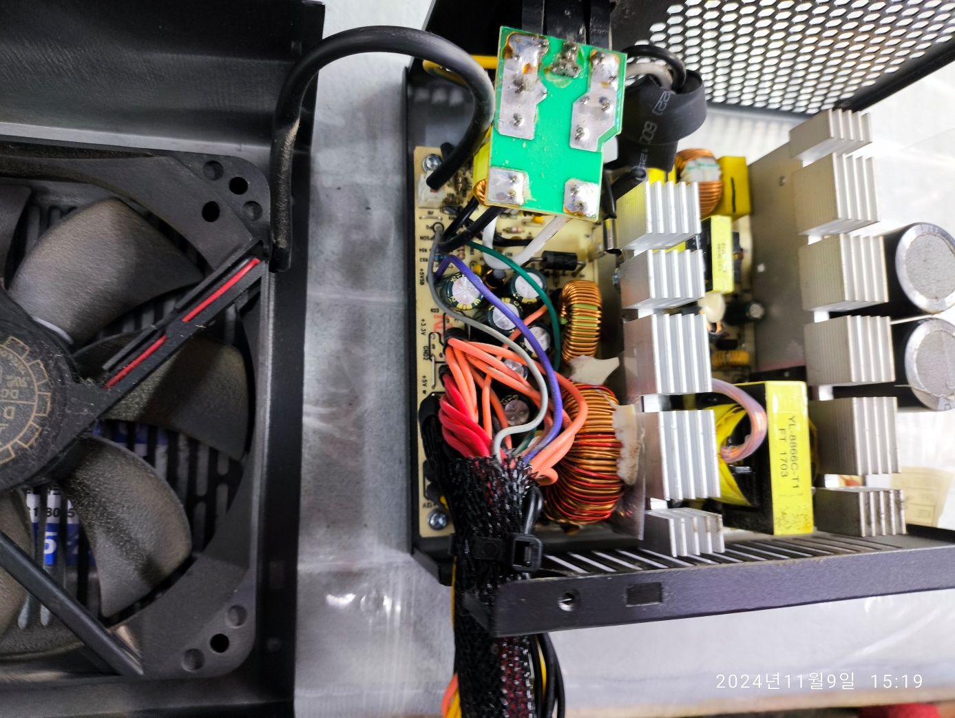 콘덴서 상태를 확인하기 위해서 커버를 열었습니다.