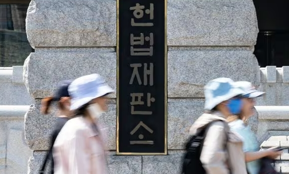 "똘똘 뭉친 文때 임명 재판관들"