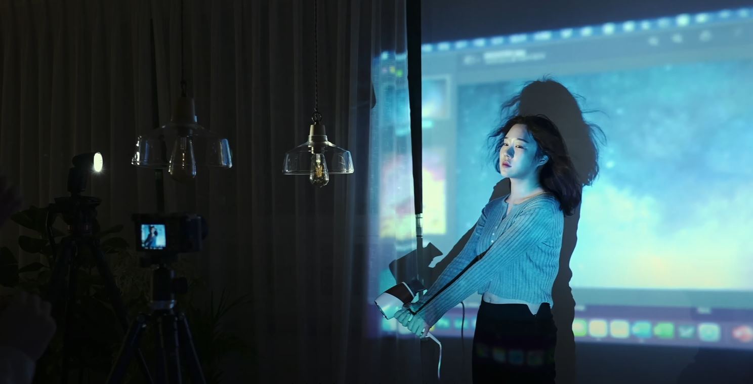 바람에 휘날리는 머리에 포즈를 취하는 모델