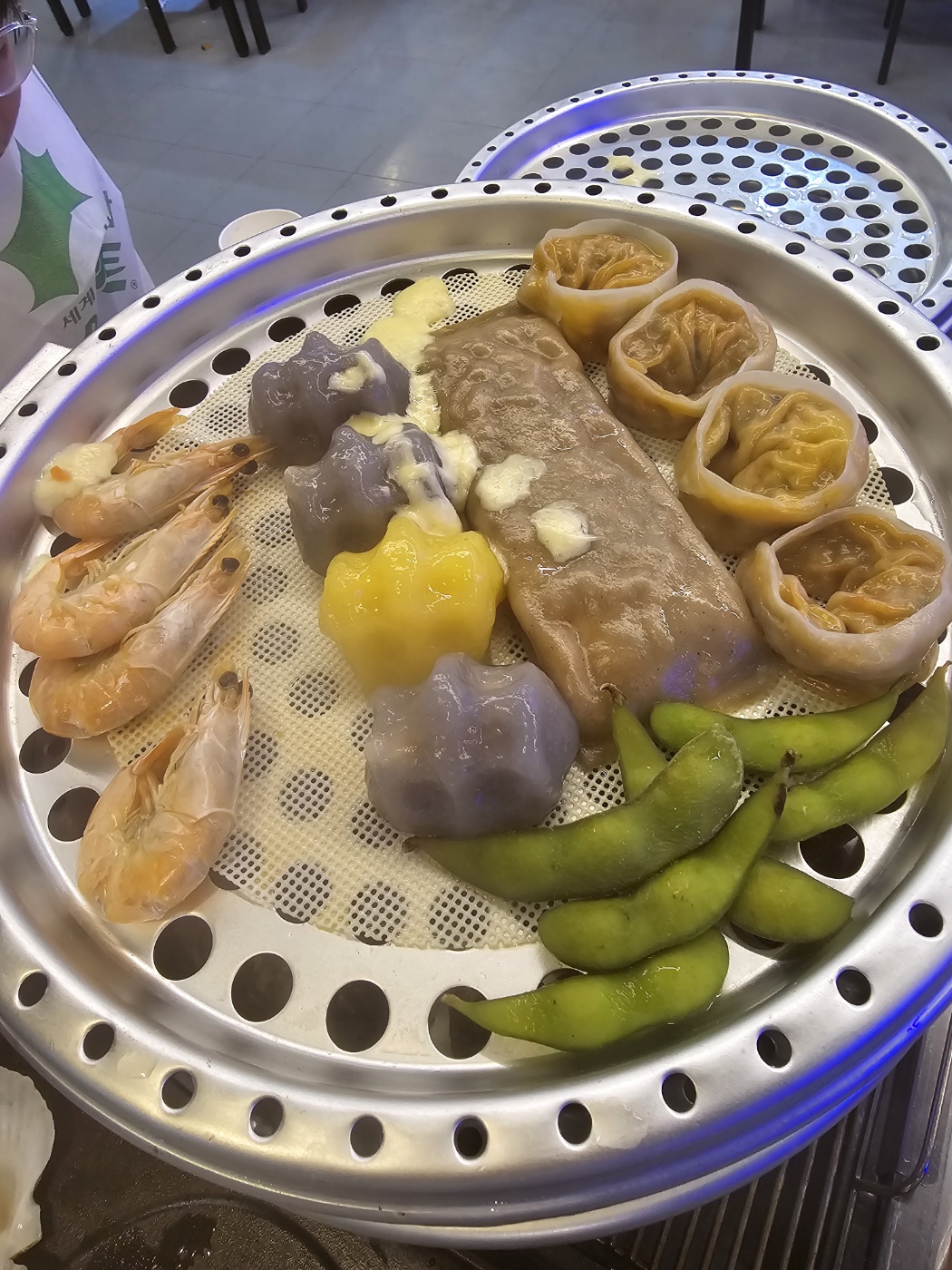 떡과 새우 만두 김치전병