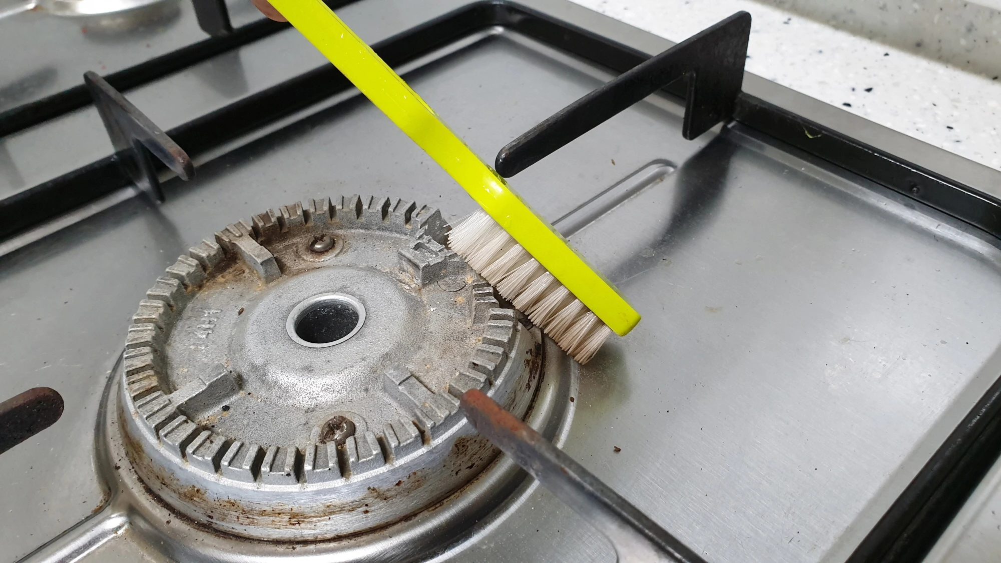 가스레인지 열감지봉 닦는 모습