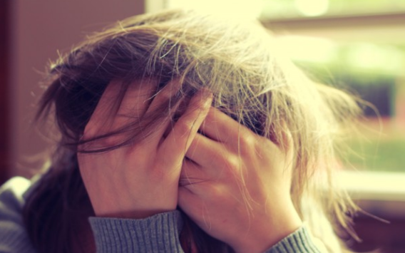 머리를-감싸쥔-남성