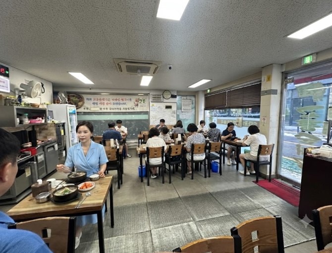 건대입구역 순대국 맛집에서 식사를 하고 있는 사람들