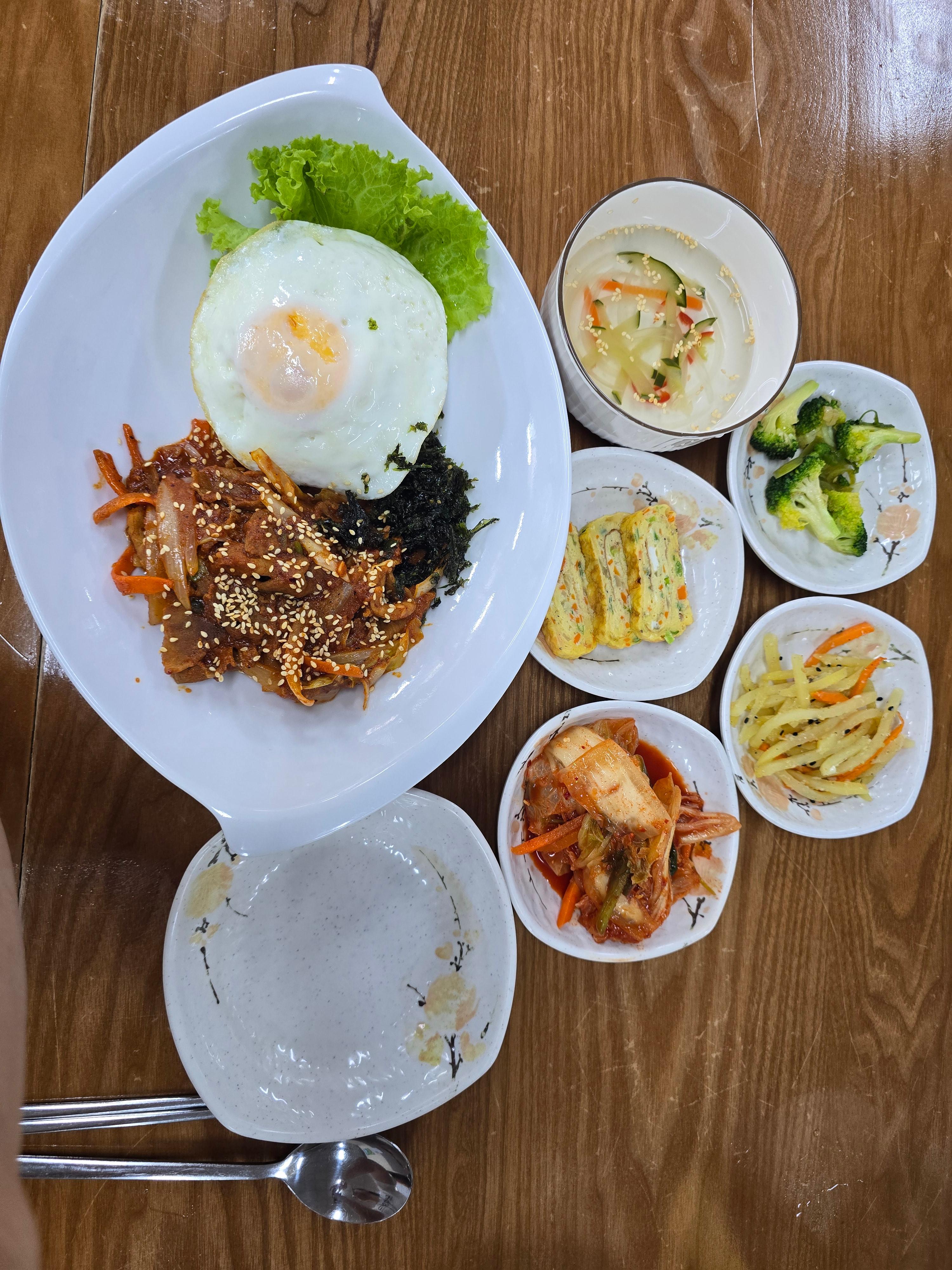 다낭 한식당의 제육볶음 정식 — 계란후라이와 반찬 구성