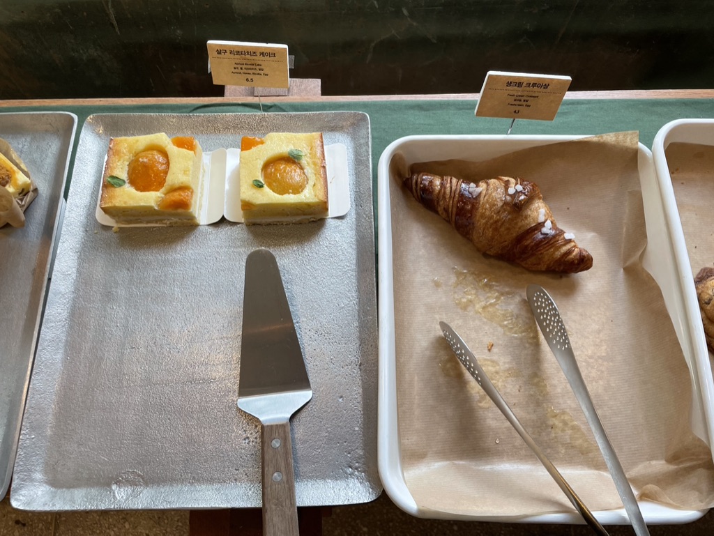 일광전구 라이트하우스 살구 리코타치즈 케이크 생크림 크루아상