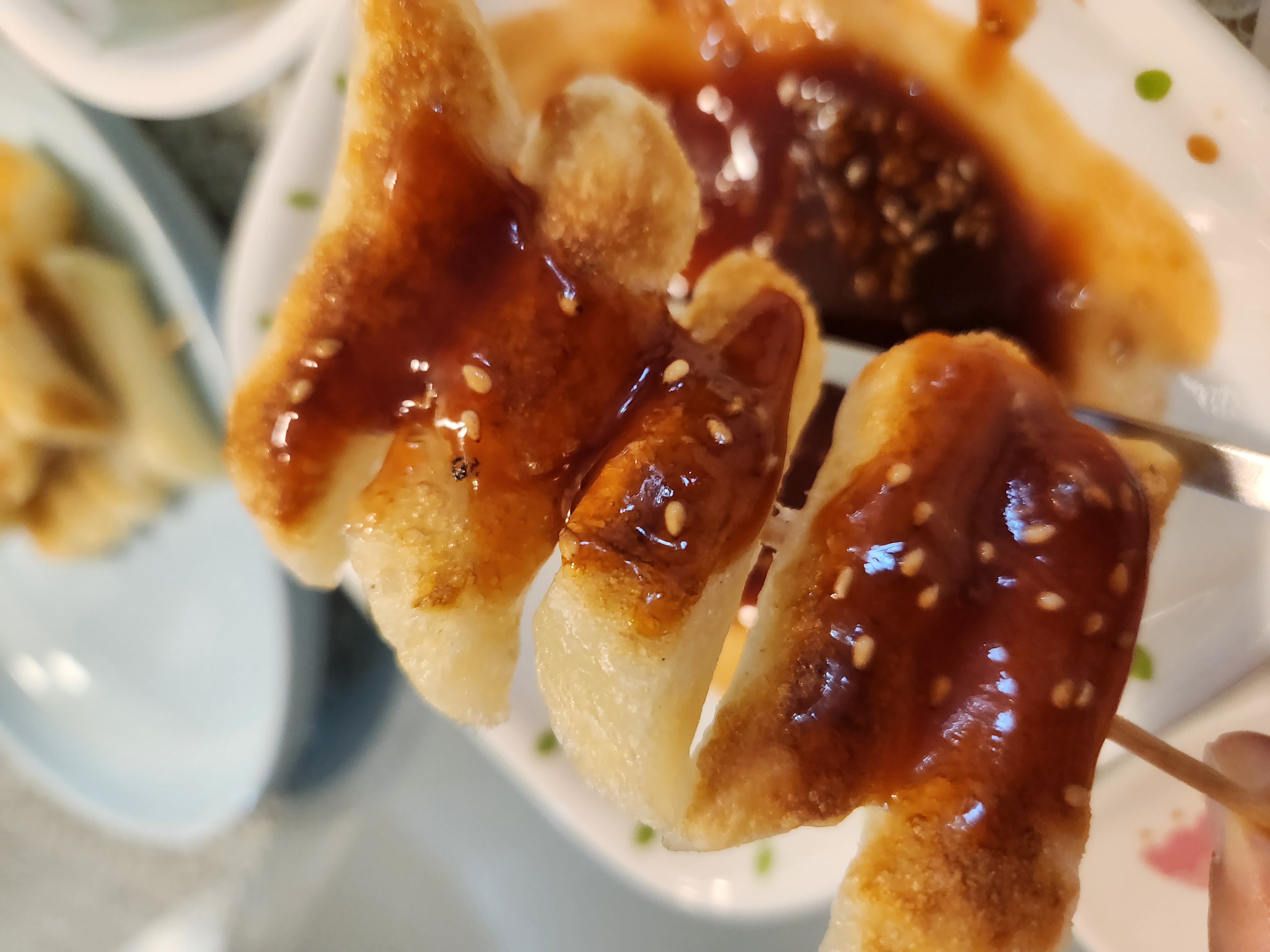 양념 바른 밀떡 꼬치 입니다.