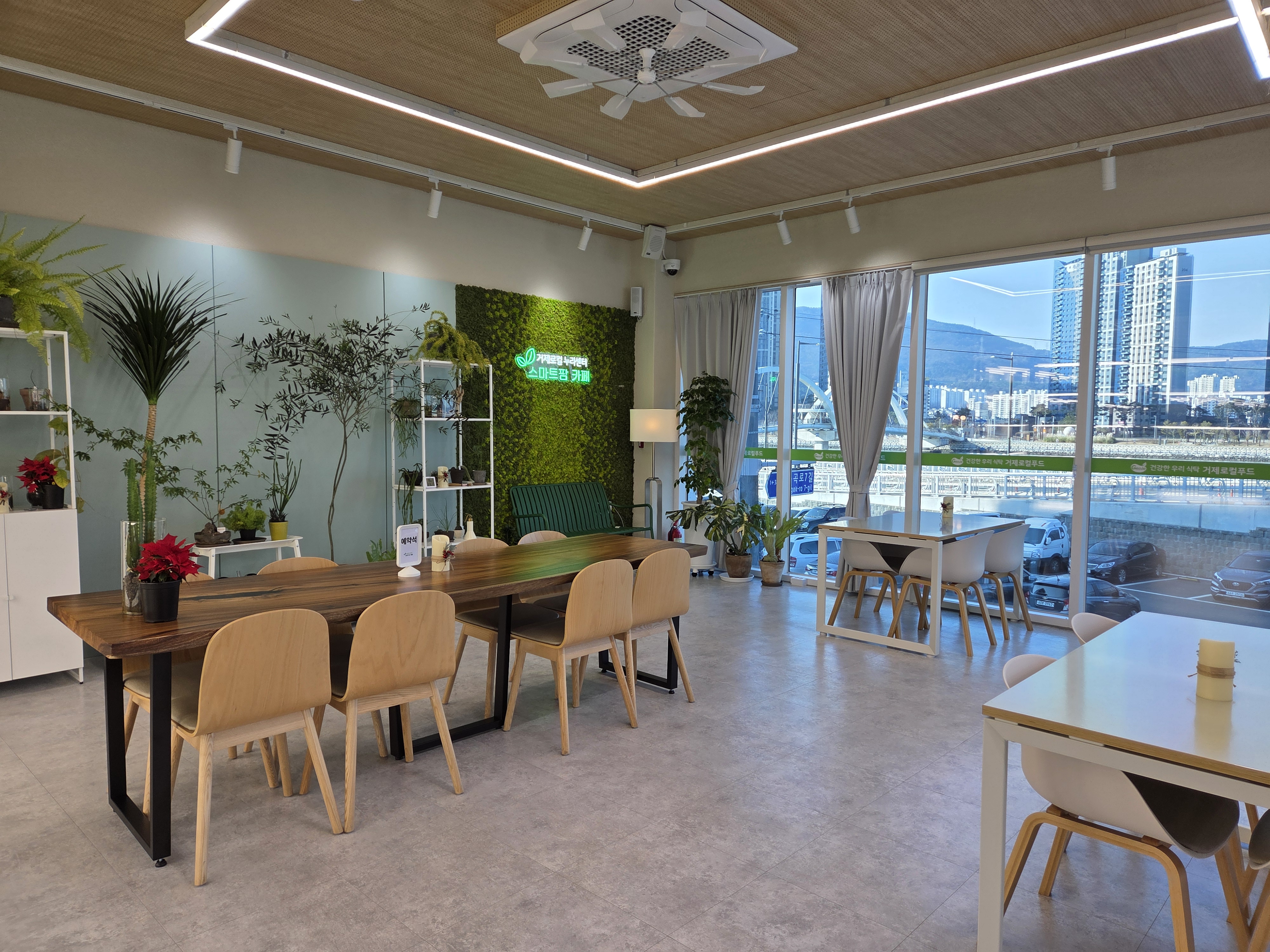 거제 여행 카페 거제로컬 누리센터 스마트팜 카페 내부