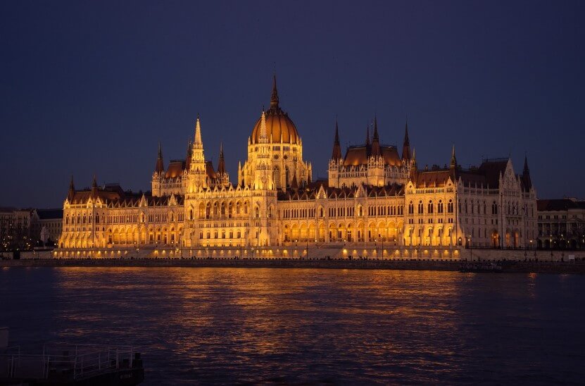 강 위에 떠있는 듯한 건물