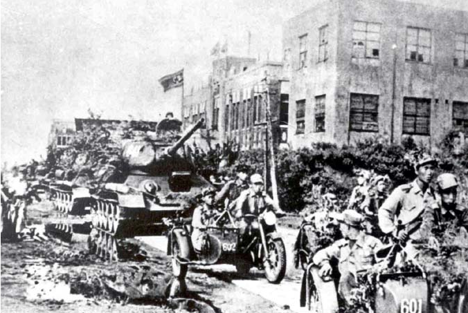 탱크를 앞세우고 남으로 밀고 내려오고 있는 인민군.사진