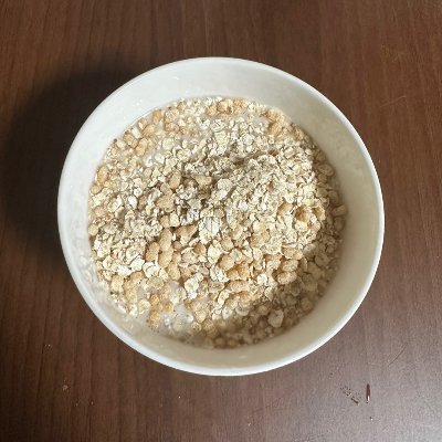 아몬드브리즈에 통현미 오트밀을 넣은 사진