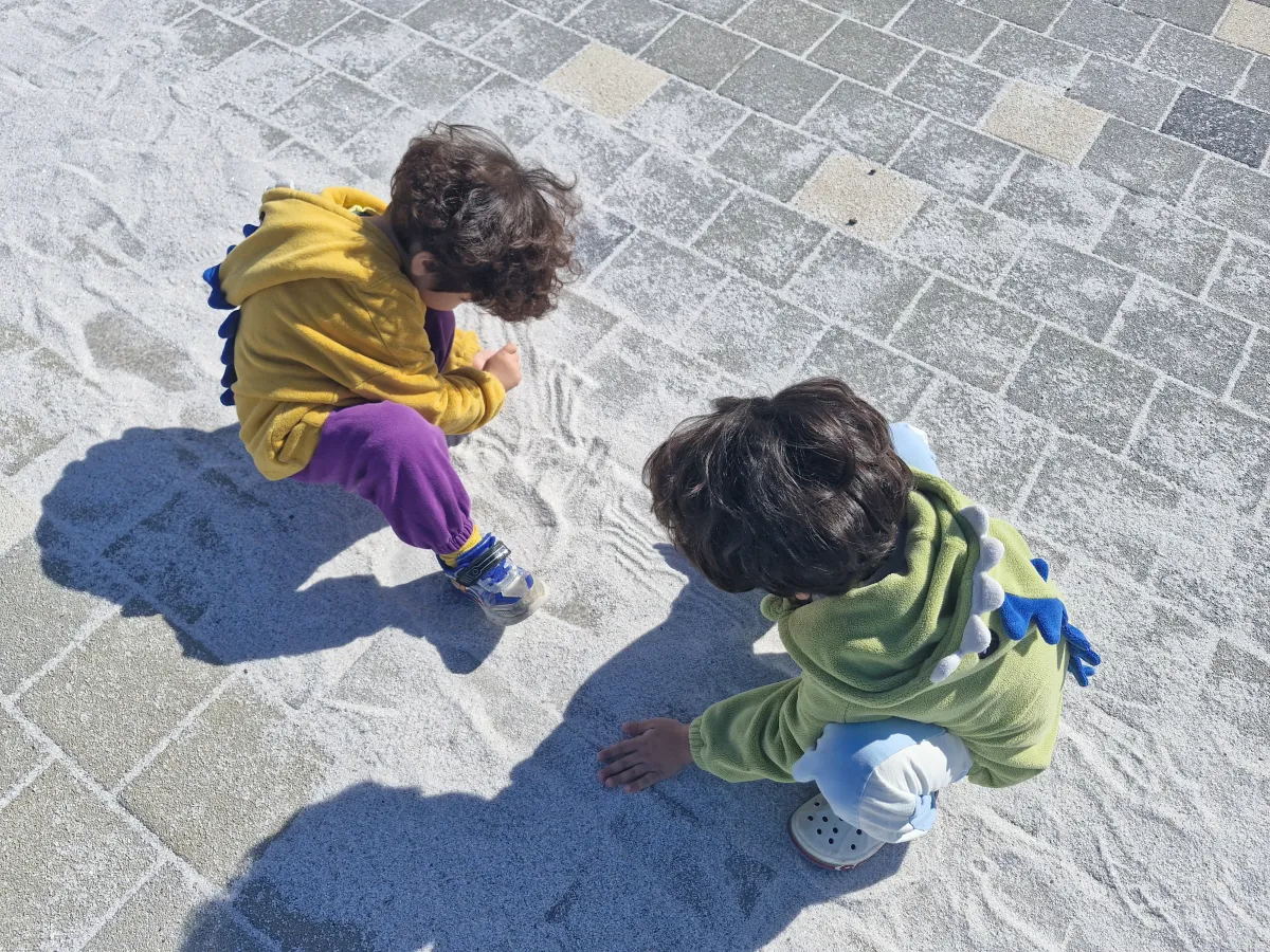 주차장에서-보도블럭-흙으로-놀고있는-두-아이